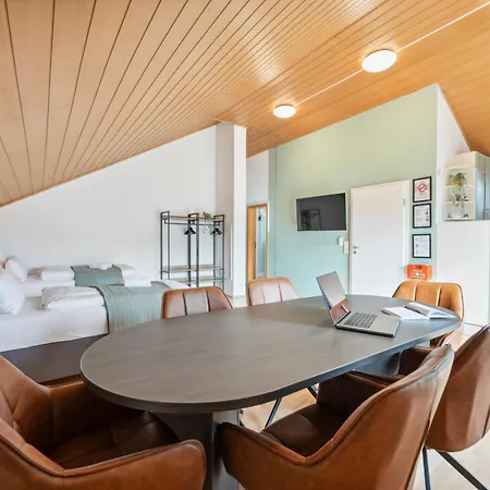 Geraeumige 2,5 Zimmer-wohnung - Balkon - 6 Schlafplaetze - Parkplatz *