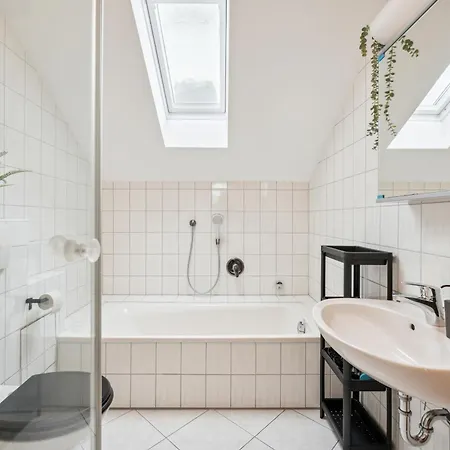 Geraeumige 2,5 Zimmer-wohnung - Balkon - 6 Schlafplaetze - Parkplatz