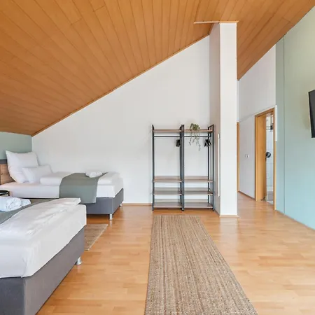 Geraeumige 2,5 Zimmer-wohnung - Balkon - 6 Schlafplaetze - Parkplatz Lejlighed