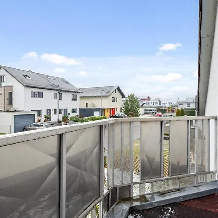Geraeumige 2,5 Zimmer-wohnung - Balkon - 6 Schlafplaetze - Parkplatz Lochgau