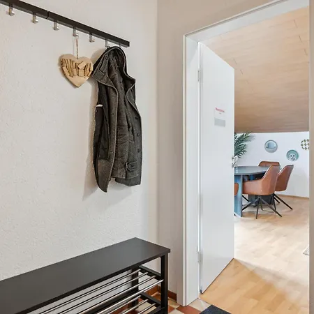 Geraeumige 2,5 Zimmer-wohnung - Balkon - 6 Schlafplaetze - Parkplatz