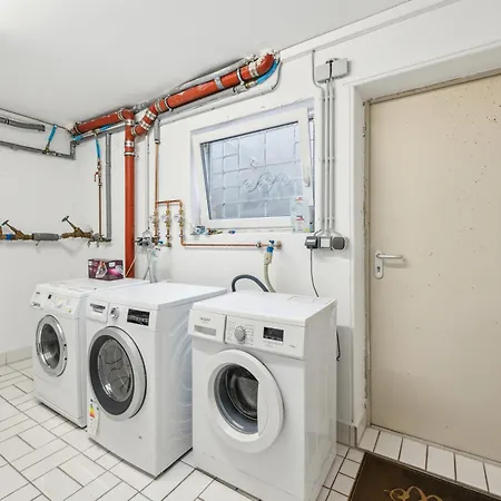 Geraeumige 2,5 Zimmer-wohnung - Balkon - 6 Schlafplaetze - Parkplatz شقة