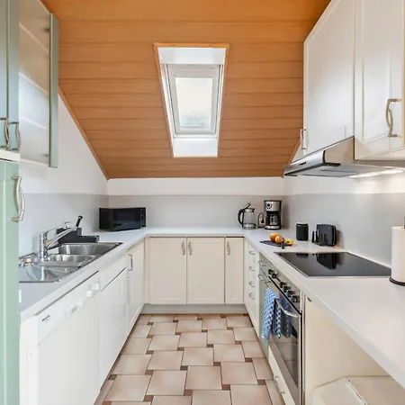 Geraeumige 2,5 Zimmer-wohnung - Balkon - 6 Schlafplaetze - Parkplatz
