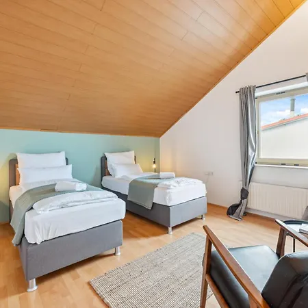 Geraeumige 2,5 Zimmer-wohnung - Balkon - 6 Schlafplaetze - Parkplatz شقة *